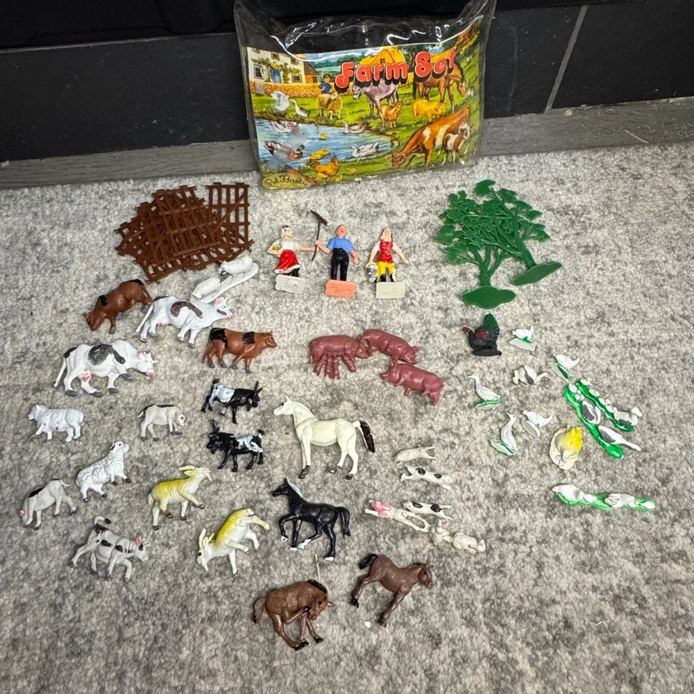Vintage Pat Harris Farm Set Plastic Animals Figures Fencing Made‎ in Hong Kong